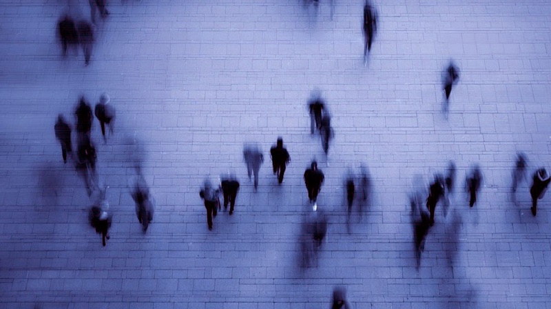 Vista aérea de pessoas caminhando em movimento
